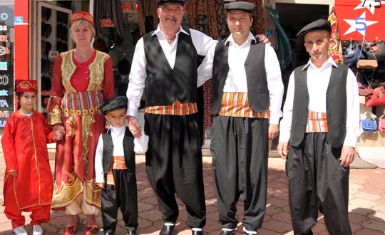 Lokal Svarte bukse med rød belte