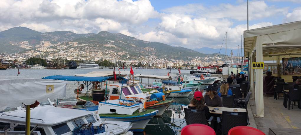 Kafékulturen har blitt så populær de siste årene at jeg begynner å bli lei av å se en kafé på hvert hjørne. Elsker folk virkelig kaffe så mye? Kaffekulturen er ikke et nytt fenomen; i det osmanske riket var kaffe også en svært populær drikk. Spesielt ved besøk, etter måltider, etter alkoholforbruk og ofte som et prestisjesymbol, ble kaffe drukket i store mengder.