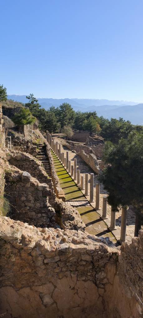 Den søyleprydede hovedgaten i Syedra