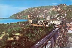 Utsikt mot parken med basseng fra hjørnet rett overfor Atatürk-monumentet