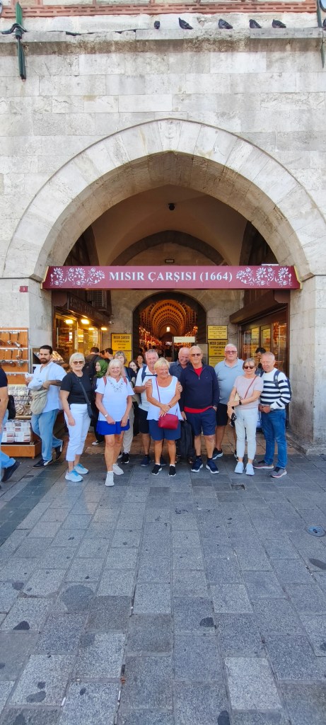 Rett foran en av porten til Krydder markdet