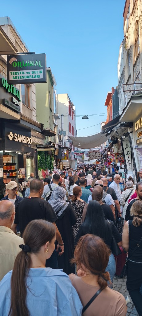 Ved Krydder Markedet, fult av menesker