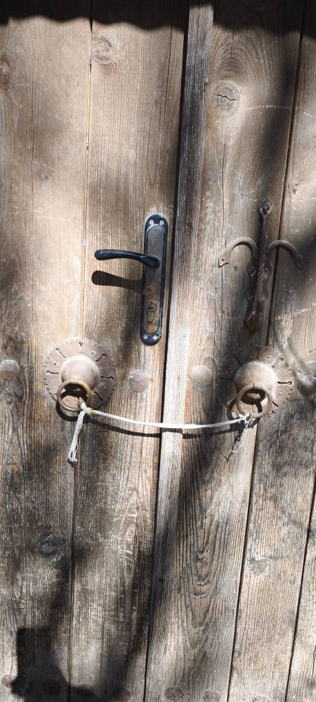 En enkel knute i snoren signaliserte at de var borte i flere timer, sannsynligvis på åkeren.